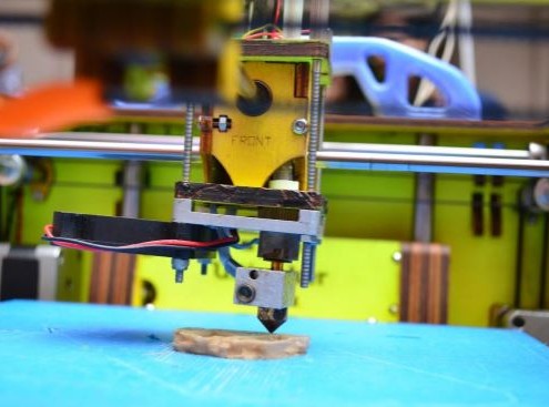 Source: https://en.wikipedia.org/wiki/User:Swaedo/sandbox#/media/File:Printing_with_a_3D_printer_at_Makers_Party_Bangalore_2013_11.JPG